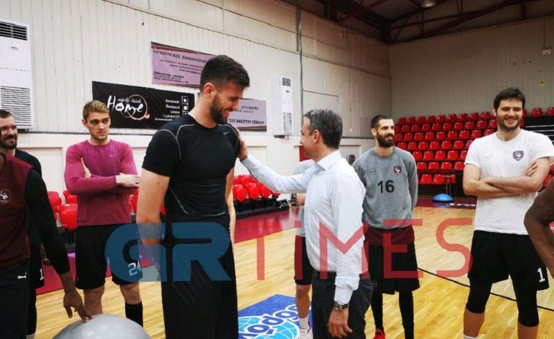 Ο κ. Μητσοτάκης αστειεύτηκε με τους παίκτες για το ύψος τους
