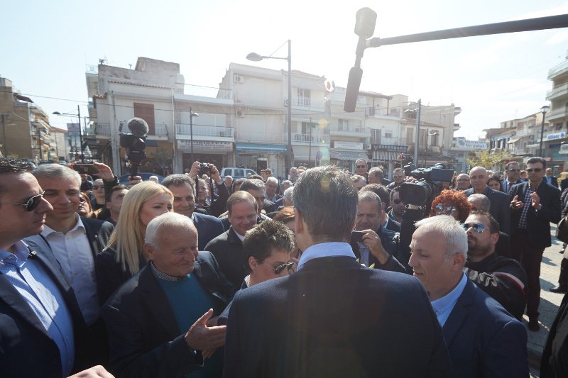 Αρκετός κόσμος είχε να ρωτήσει πολλά τον αρχηγό της ΝΔ. Και εκείνος απάντησε σε όλους, για όλα