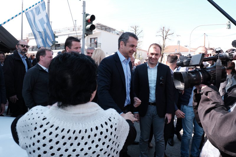 Ο κ. Μητσοτάκης περπάτησε για αρκετή ώρα στους δρόμους, συνομιλώντας με κατοίκους