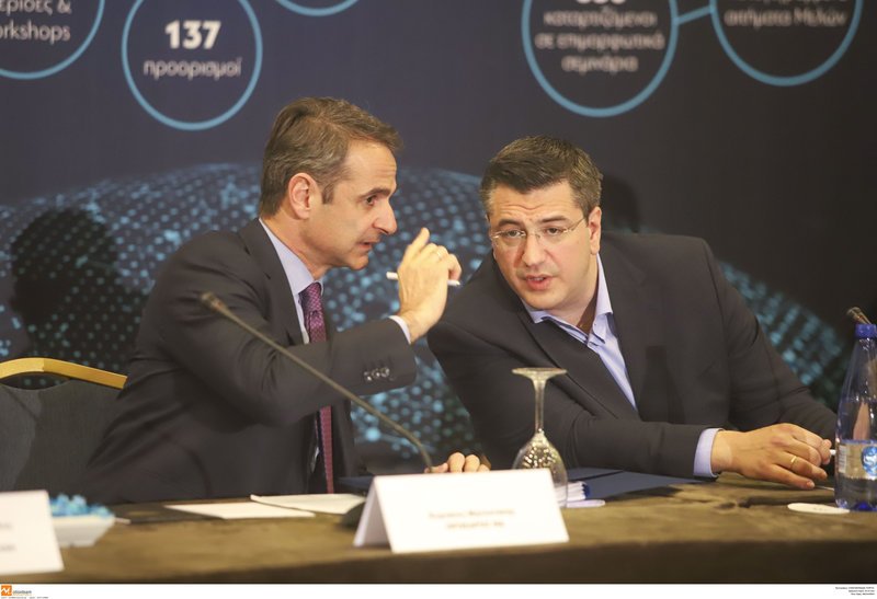 Ο πρόεδρος της ΝΔ Κ. Μητσοτάκης συνομιλεί με τον περιφερειάρχη Απ. Τζιτζικώστα