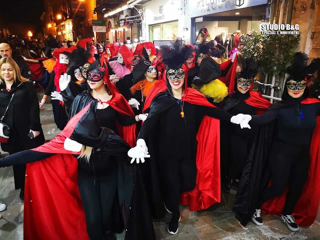 Σε ρυθμούς καρναβαλιού και το Ναύπλιο: Με βενετσιάνικες στολές χόρεψαν «σάμπα» [εικόνες] | iefimerida.gr 1