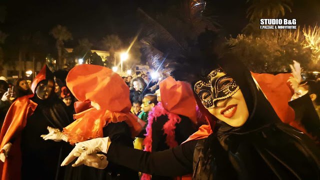 Σε ρυθμούς καρναβαλιού και το Ναύπλιο: Με βενετσιάνικες στολές χόρεψαν «σάμπα» [εικόνες] | iefimerida.gr 0