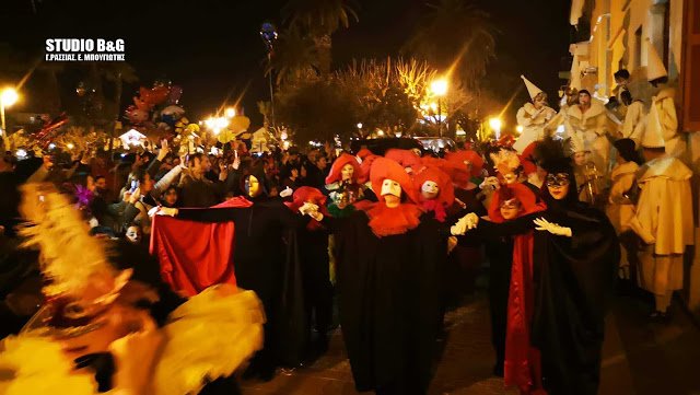 Σε ρυθμούς καρναβαλιού και το Ναύπλιο: Με βενετσιάνικες στολές χόρεψαν «σάμπα» [εικόνες] | iefimerida.gr 8