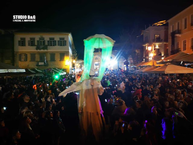 Σε ρυθμούς καρναβαλιού και το Ναύπλιο: Με βενετσιάνικες στολές χόρεψαν «σάμπα» [εικόνες] | iefimerida.gr 7