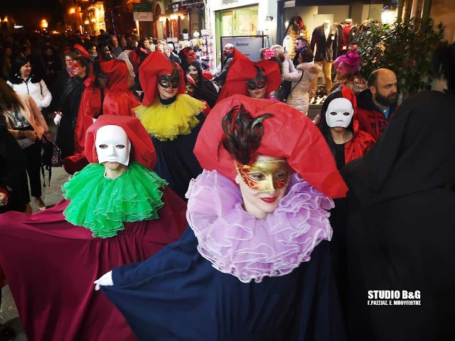 Σε ρυθμούς καρναβαλιού και το Ναύπλιο: Με βενετσιάνικες στολές χόρεψαν «σάμπα» [εικόνες] | iefimerida.gr 6