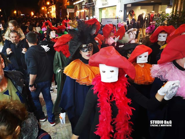 Σε ρυθμούς καρναβαλιού και το Ναύπλιο: Με βενετσιάνικες στολές χόρεψαν «σάμπα» [εικόνες] | iefimerida.gr 4