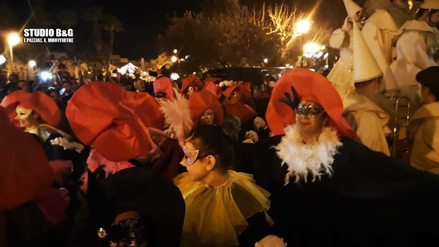 Σε ρυθμούς καρναβαλιού και το Ναύπλιο: Με βενετσιάνικες στολές χόρεψαν «σάμπα» [εικόνες] | iefimerida.gr 3