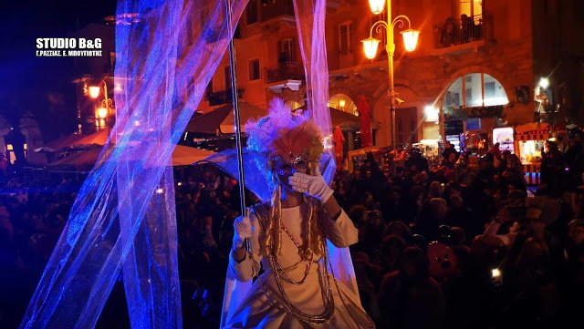 Σε ρυθμούς καρναβαλιού και το Ναύπλιο: Με βενετσιάνικες στολές χόρεψαν «σάμπα» [εικόνες] | iefimerida.gr 2