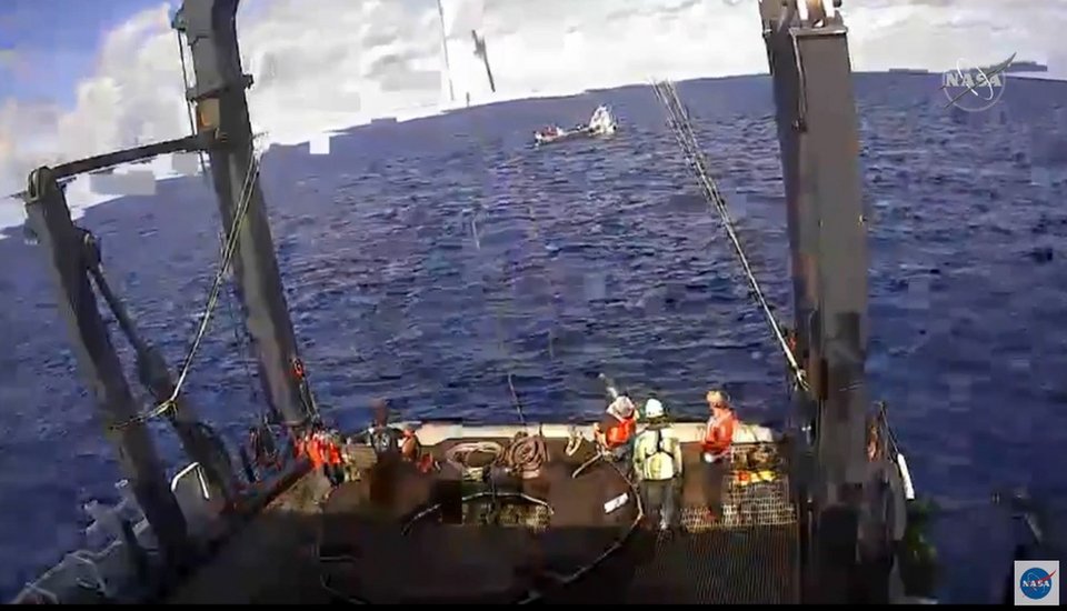 Επέστρεψε στη Γη το αμερικανικό διαστημόπλοιο Crew Dragon [εικόνες] | iefimerida.gr 1