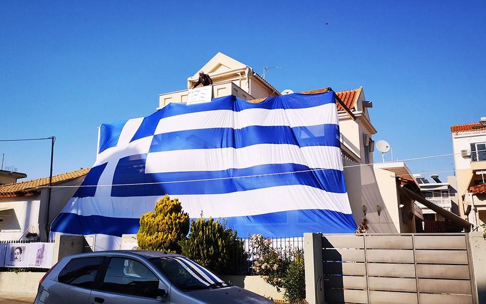 Πελώρια σημαία στην Νέα Κίο Αργολίδας.