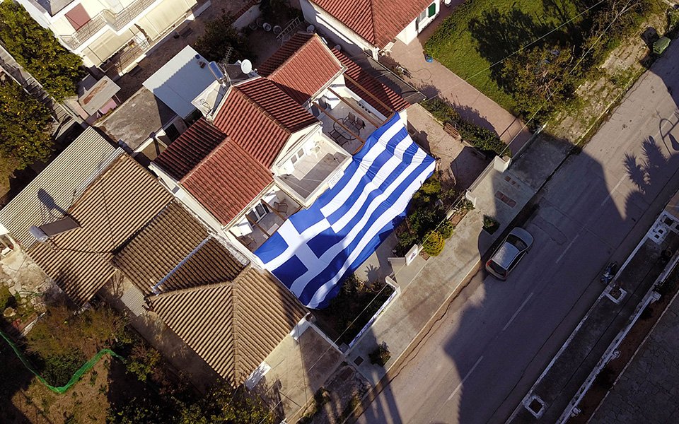 Με αυτήν κάλυψε την μεζονέτα του κάτοικος της περιοχής.