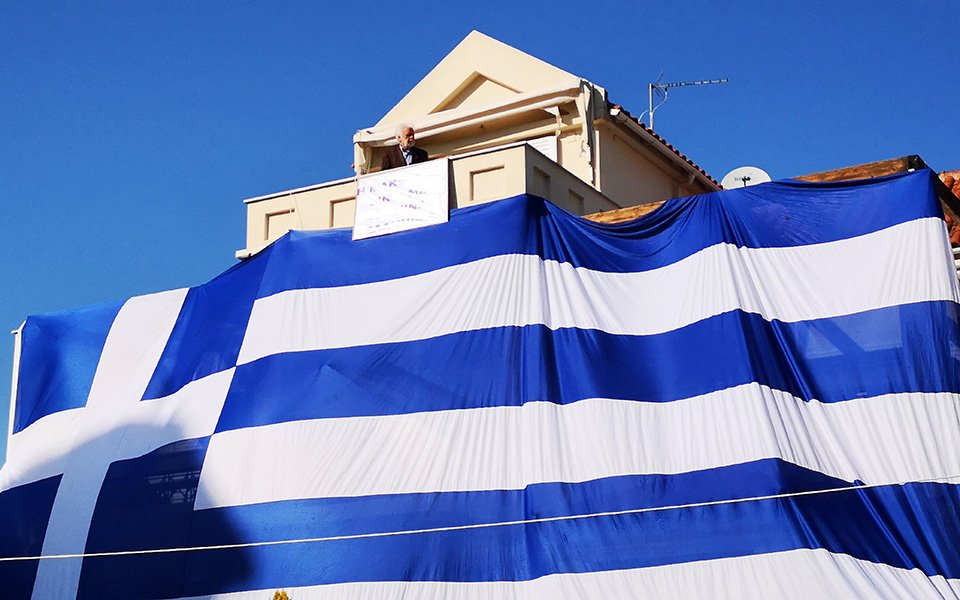 Ο κάτοικος με την ίδια σημαία είχε καλύψει το σπίτι του και την 28η Οκτωβρίου.