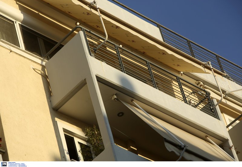 Το μπαλκόνι από όπου έπεσε η 40χρονη με το μωρό της