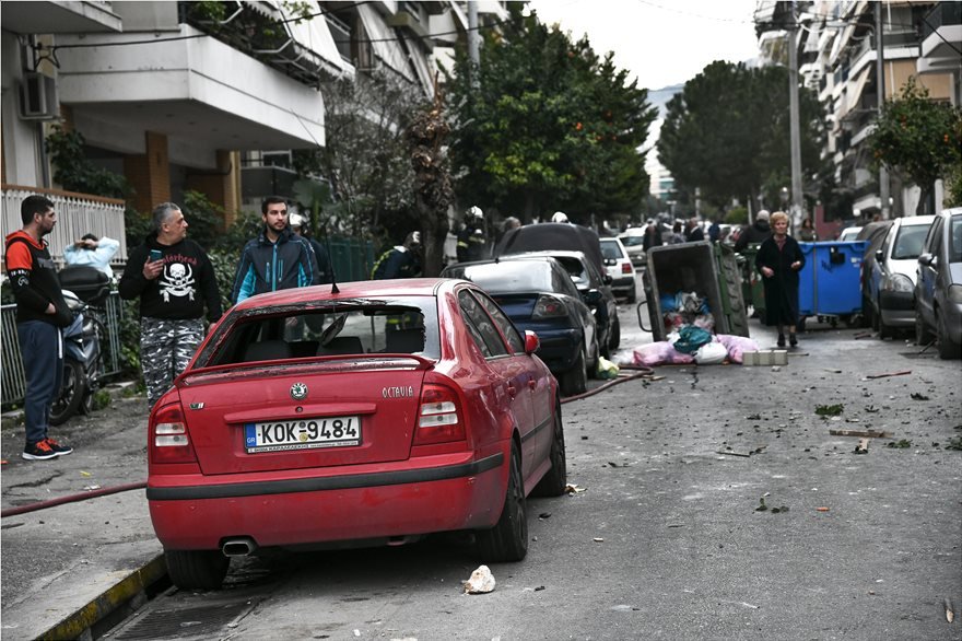 Αγρια επεισόδια μεταξύ οπαδών στη Νίκαια -Κάηκε αυτοκίνητο | iefimerida.gr 3