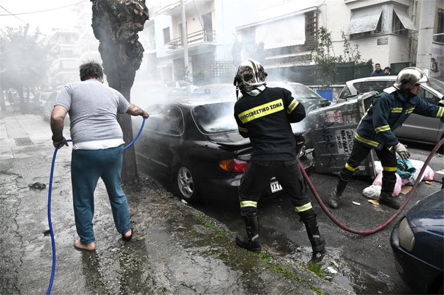 Αγρια επεισόδια μεταξύ οπαδών στη Νίκαια -Κάηκε αυτοκίνητο | iefimerida.gr 2