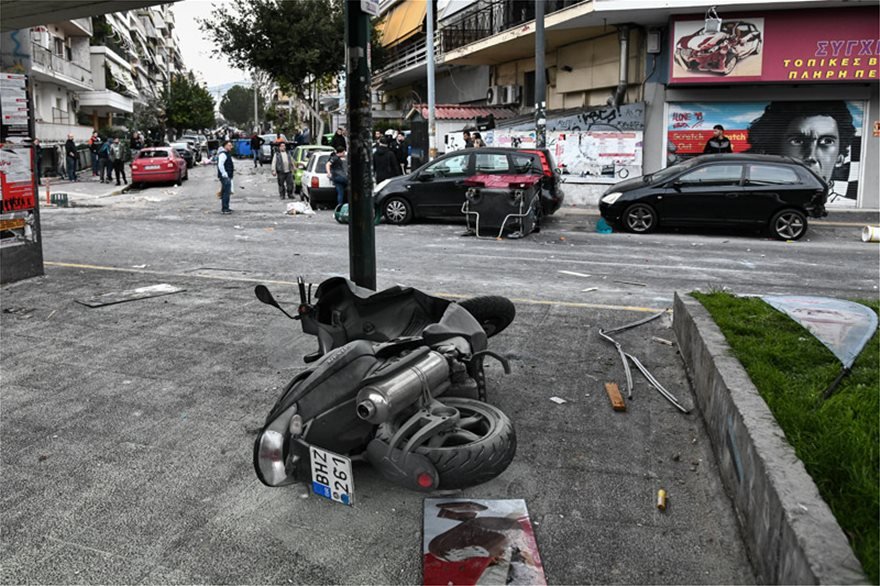 Αγρια επεισόδια μεταξύ οπαδών στη Νίκαια -Κάηκε αυτοκίνητο | iefimerida.gr 0