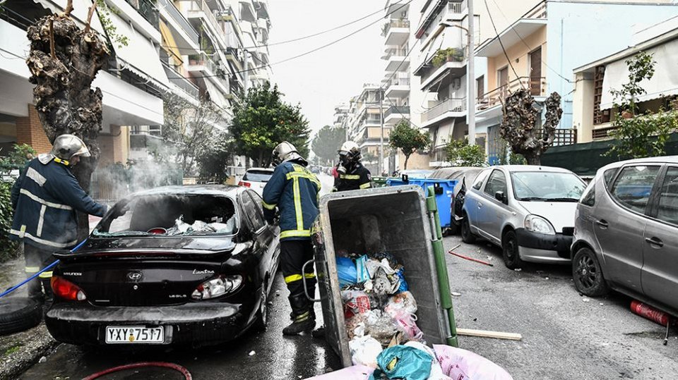 Αγρια επεισόδια μεταξύ οπαδών στη Νίκαια -Κάηκε αυτοκίνητο | iefimerida.gr 1