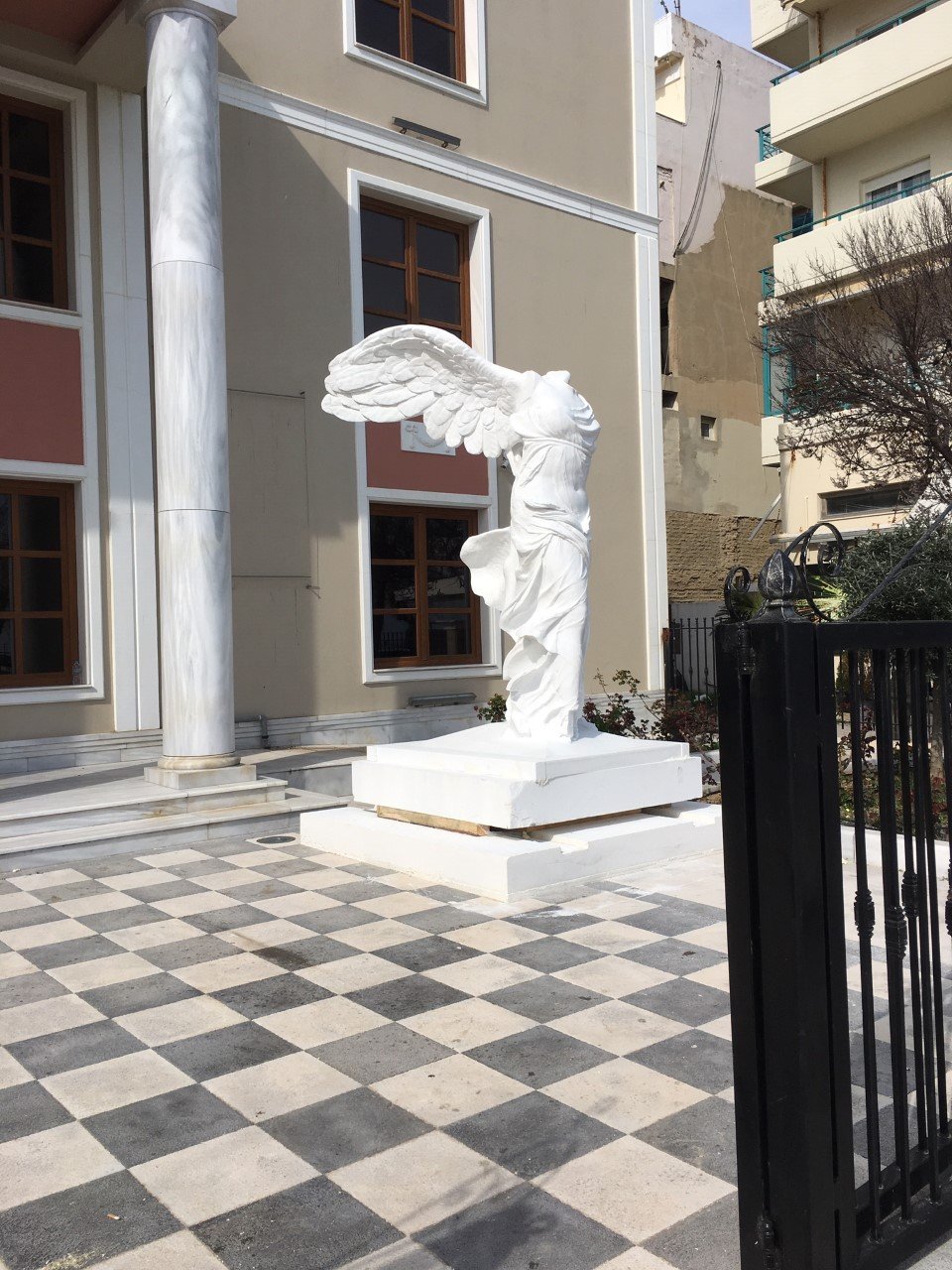 Η πιστή αποτύπωσή του απαιτούσε τη χρήση ενός ρομποτικού μηχανήματος τελευταίας τεχνολογίας, το οποίο διέθετε η εταιρία και χρειάστηκαν τρεις μήνες για σχηματοποιηθεί το γενικό περίγραμμα και οι βασικές λεπτομέρειες του αγάλματος σε ένα κομμάτι μαρμάρου βάρους περίπου 18 τόνων