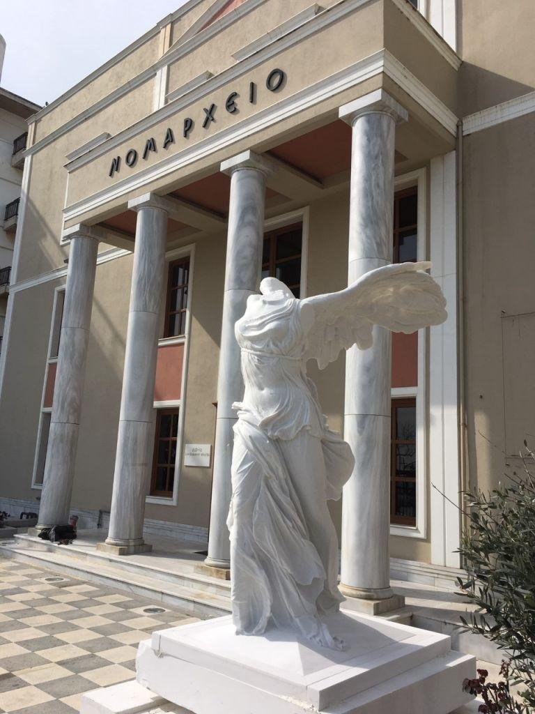 Το πιστό αντίγραφο είναι από μάρμαρο Θάσου και το φιλοτέχνησαν γλύπτες από την Τήνο