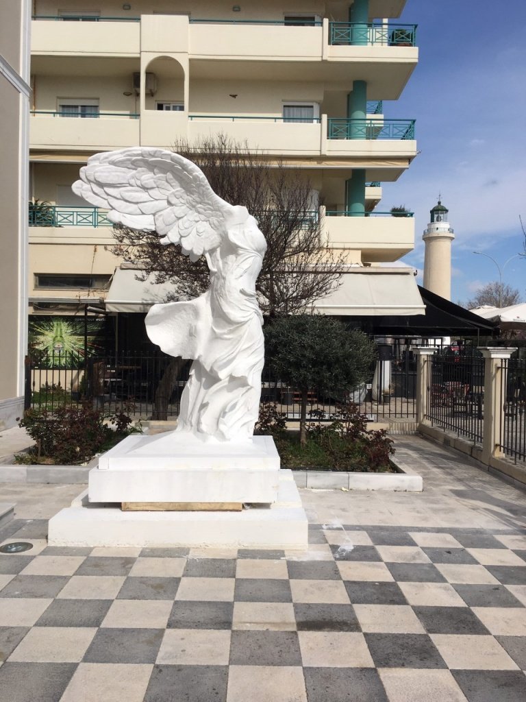 Το μαρμάρινο άγαλμα θα παραμείνει για τους επόμενους μήνες στον αύλειο χώρο του Νομαρχείου Αλεξανδρούπολης, στην παραλιακή λεωφόρο, έως ότου ετοιμαστεί η βάση στην οποία θα τοποθετηθεί στη Σαμοθράκη, φωτογραφία: gnomionline.gr