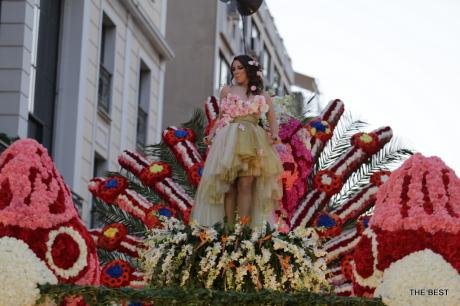 Εντυπωσίασε η βασίλισσα του Καρναβαλιού στην Πάτρα -Με στολή όλο λουλούδια [εικόνες] | iefimerida.gr 6