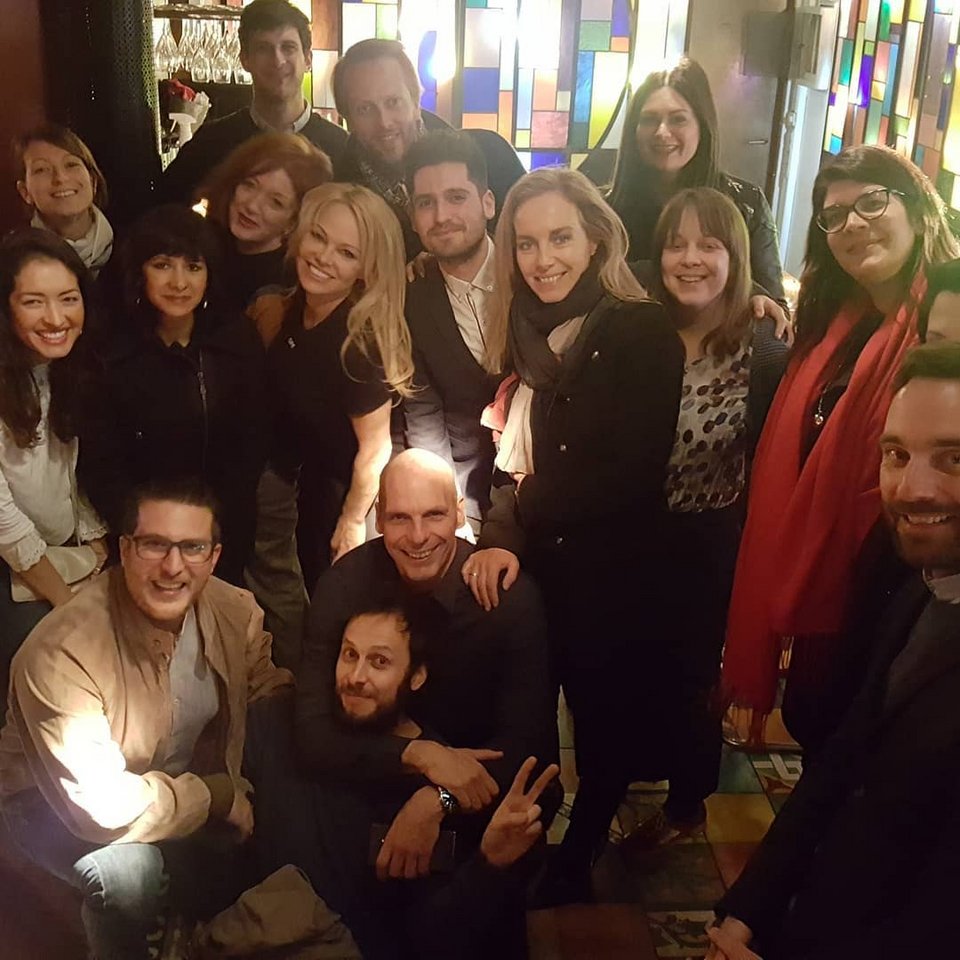 Απίστευτο: Η Πάμελα Αντερσον στο πλευρό του Γιάνη Βαρουφάκη [εικόνα] | iefimerida.gr 0