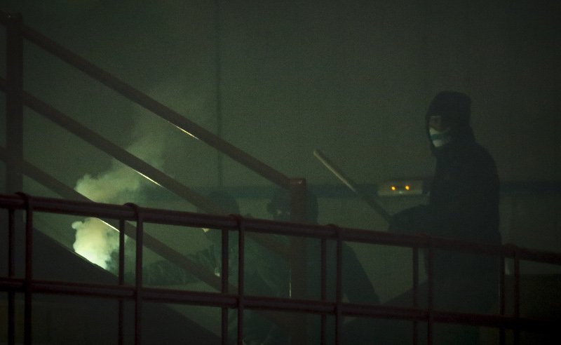 Βίντεο-σοκ: Η στιγμή της εισβολής με ρόπαλα και μαχαίρια σε αγώνα πόλο -Πηδούσαν στο νερό οι πολίστριες | iefimerida.gr 0