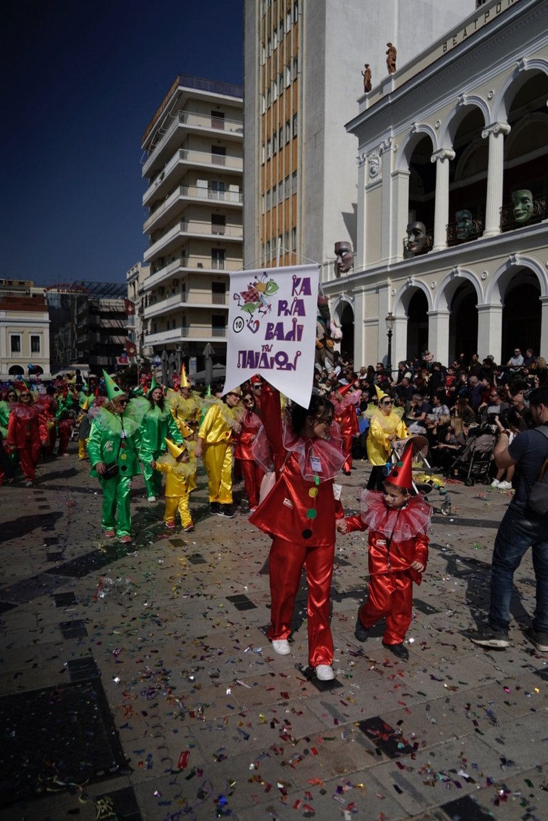 Μικροί και μεγάλοι ντύθηκαν και βγήκαν στους δρόμους