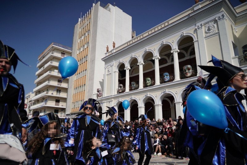 Κάτω από ένα λαμπρό ήλιο, περισσότεροι από 12.000 μικροί καρναβαλιστές «κατέλαβαν» το κέντρο της Πάτρας