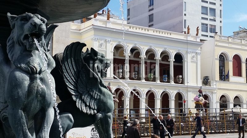 Κάθε γωνιά της πόλης είναι στολισμένη με καρναβαλικά χρώματα και εορταστική διάθεση
