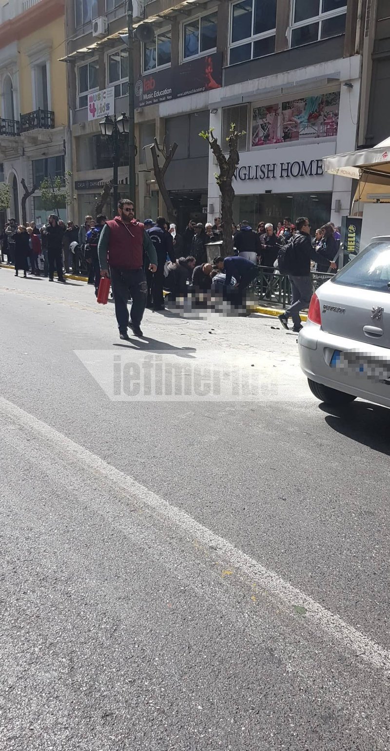 Πολίτες έσπευσαν να βοηθήσουν το άτυχο οδηγό της μηχανής