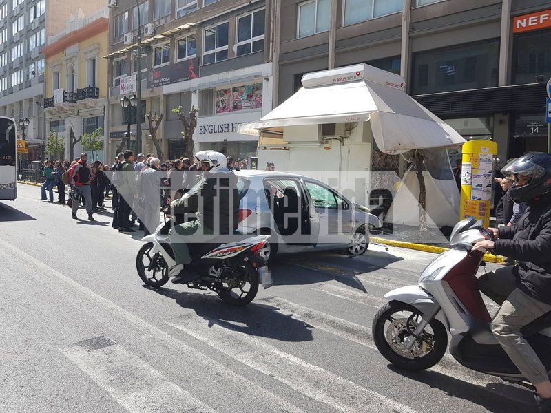 Τροχαίο στον Πειραιά: ΙΧ παρέσυρε μηχανάκι -Σοβαρά τραυματισμένος ο μοτοσικλετιστής [εικόνες] | iefimerida.gr 3