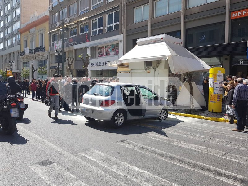 Τροχαίο στον Πειραιά: ΙΧ παρέσυρε μηχανάκι -Σοβαρά τραυματισμένος ο μοτοσικλετιστής [εικόνες] | iefimerida.gr 2