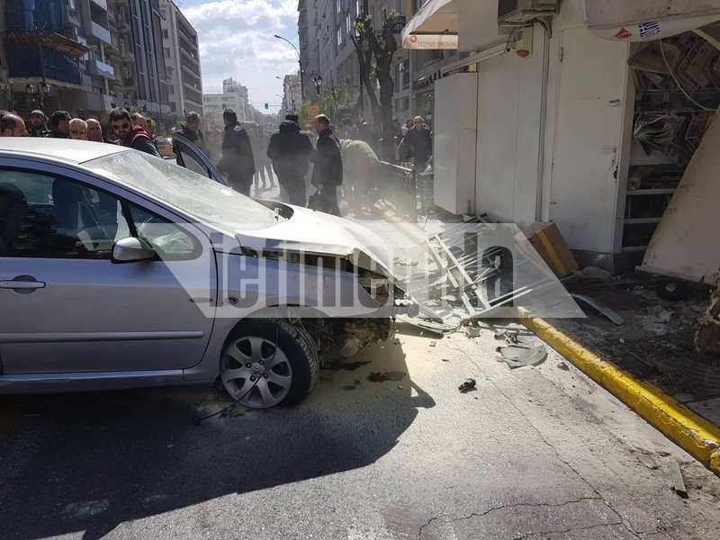 Τα κάγκελα συγκράτησαν το όχημα από το να διαλύσει το περίπτερο