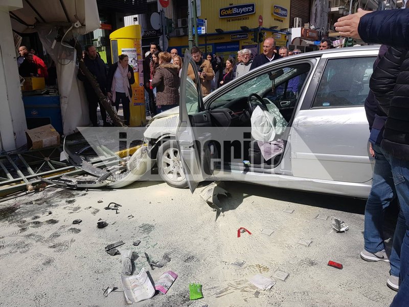 Το όχημα παρέσυρε τα πάντα στο πέρασμά του