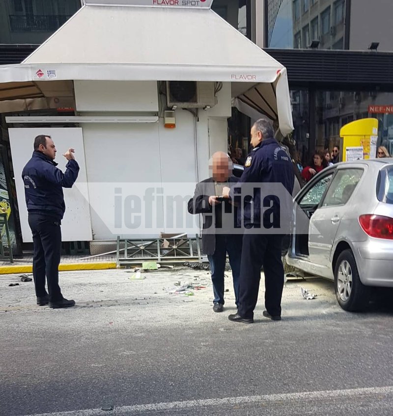 Ο οδηγός του ΙΧ με τους αστυνομικούς της Τροχαίας