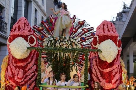 Εντυπωσίασε η βασίλισσα του Καρναβαλιού στην Πάτρα -Με στολή όλο λουλούδια [εικόνες] | iefimerida.gr 7