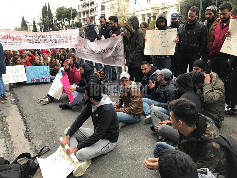 Διαμαρτυρία στο Σύνταγμα με πλακάτ από πρόσφυγες για το επίδομα στέγης [εικόνες & βίντεο] | iefimerida.gr 9