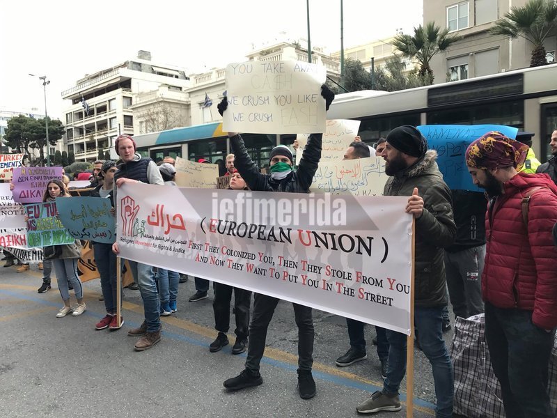 Διαμαρτυρία στο Σύνταγμα με πλακάτ από πρόσφυγες για το επίδομα στέγης [εικόνες & βίντεο] | iefimerida.gr 1