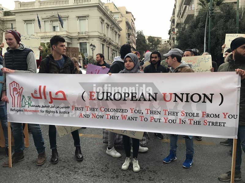 Διαμαρτυρία στο Σύνταγμα με πλακάτ από πρόσφυγες για το επίδομα στέγης [εικόνες & βίντεο] | iefimerida.gr 2