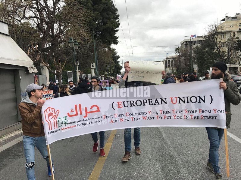 Διαμαρτυρία στο Σύνταγμα με πλακάτ από πρόσφυγες για το επίδομα στέγης [εικόνες & βίντεο] | iefimerida.gr 3