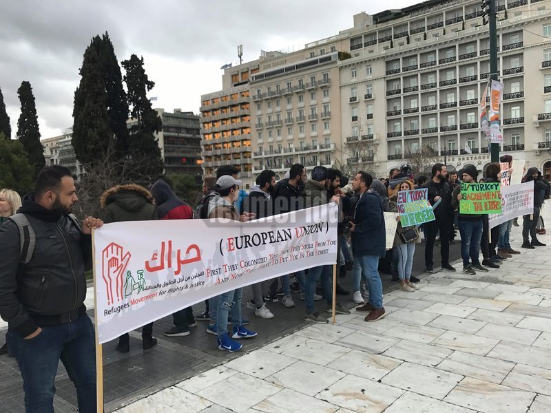 Διαμαρτυρία στο Σύνταγμα με πλακάτ από πρόσφυγες για το επίδομα στέγης [εικόνες & βίντεο] | iefimerida.gr 4