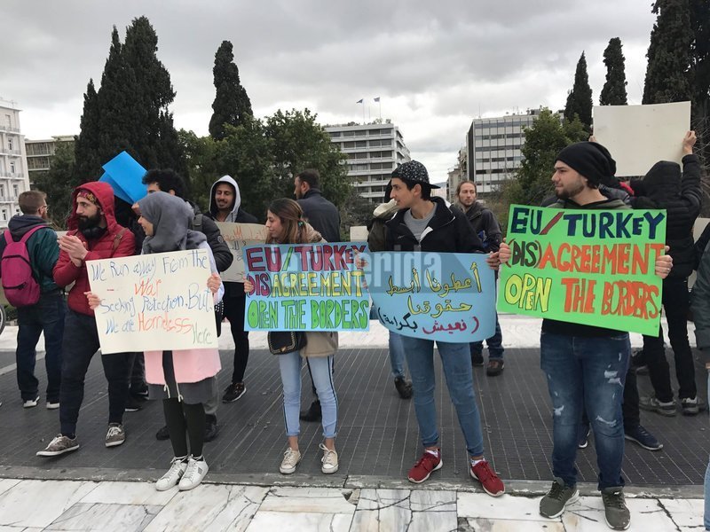 Διαμαρτυρία στο Σύνταγμα με πλακάτ από πρόσφυγες για το επίδομα στέγης [εικόνες & βίντεο] | iefimerida.gr 5