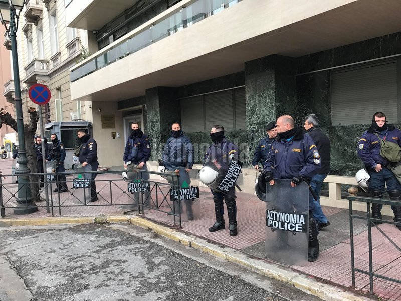 Διαμαρτυρία στο Σύνταγμα με πλακάτ από πρόσφυγες για το επίδομα στέγης [εικόνες & βίντεο] | iefimerida.gr 6