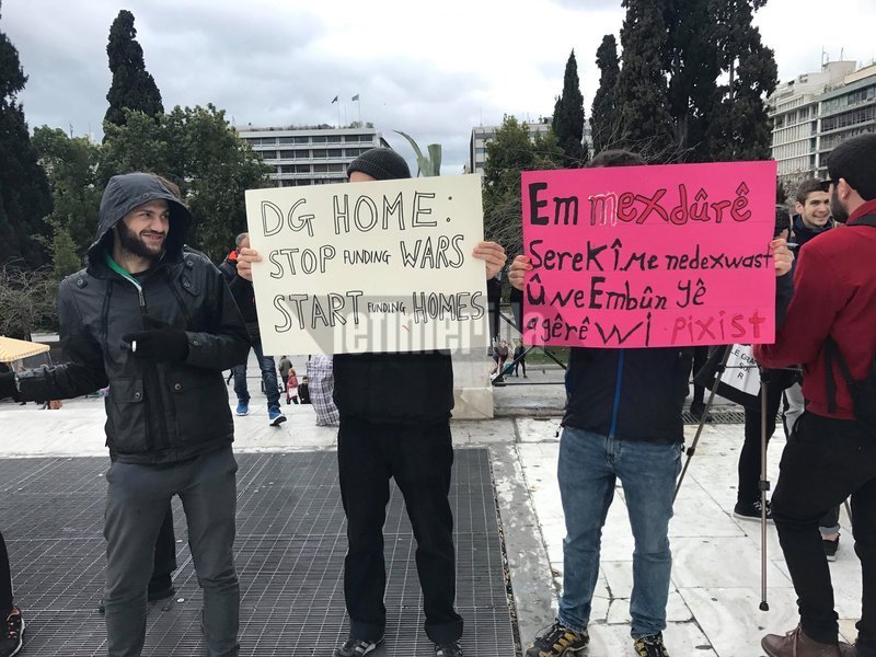Διαμαρτυρία στο Σύνταγμα με πλακάτ από πρόσφυγες για το επίδομα στέγης [εικόνες & βίντεο] | iefimerida.gr 7
