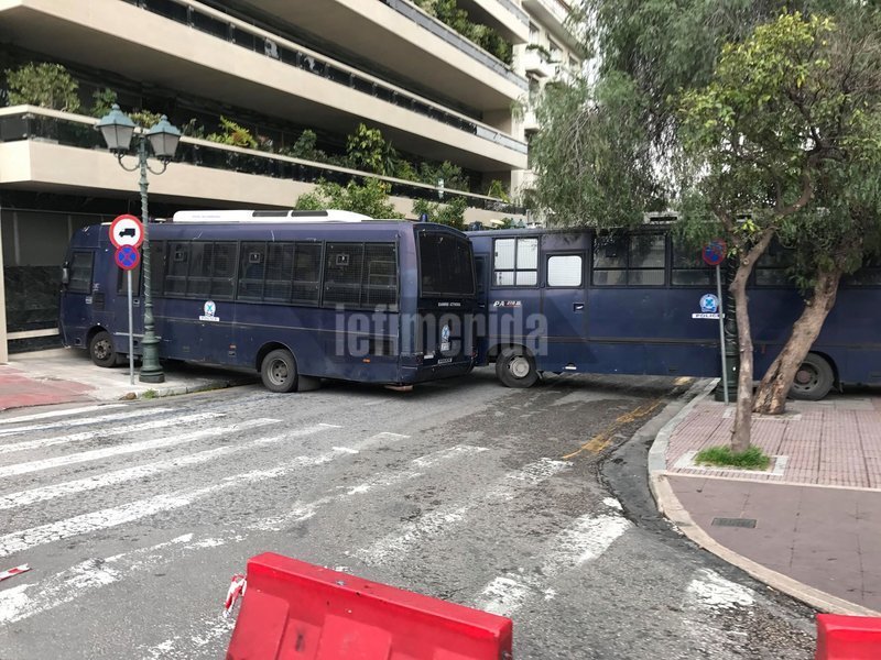 Διαμαρτυρία στο Σύνταγμα με πλακάτ από πρόσφυγες για το επίδομα στέγης [εικόνες & βίντεο] | iefimerida.gr 8