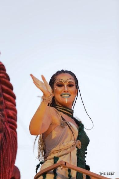 Εντυπωσίασε η βασίλισσα του Καρναβαλιού στην Πάτρα -Με στολή όλο λουλούδια [εικόνες] | iefimerida.gr 1