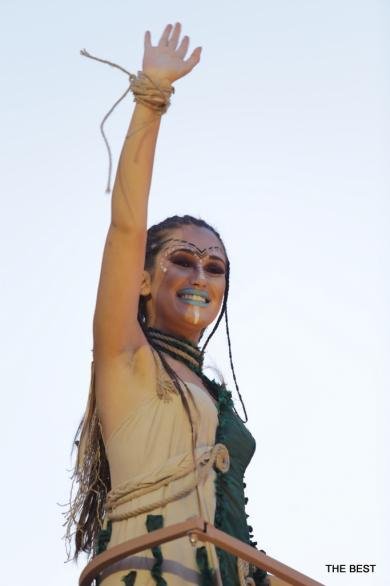 Εντυπωσίασε η βασίλισσα του Καρναβαλιού στην Πάτρα -Με στολή όλο λουλούδια [εικόνες] | iefimerida.gr 0