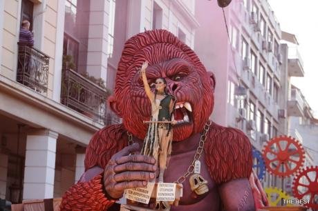 Εντυπωσίασε η βασίλισσα του Καρναβαλιού στην Πάτρα -Με στολή όλο λουλούδια [εικόνες] | iefimerida.gr 3