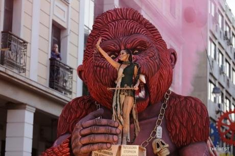 Εντυπωσίασε η βασίλισσα του Καρναβαλιού στην Πάτρα -Με στολή όλο λουλούδια [εικόνες] | iefimerida.gr 2